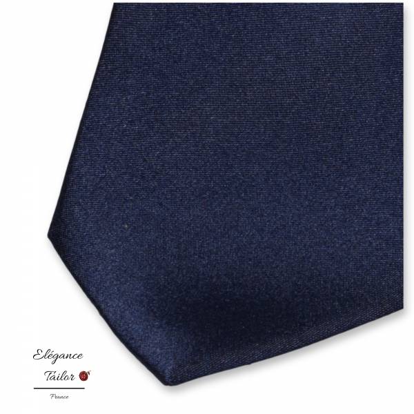 Cravate en Satin de Soie Bleu Marine détaille de chez Elégance Tailor Toulon