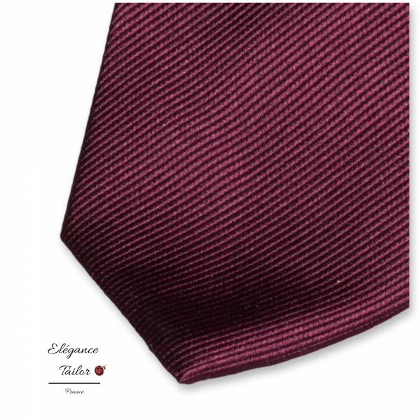 Cravate en soie aubergine  détaille de chez Elégance Tailor Toulon